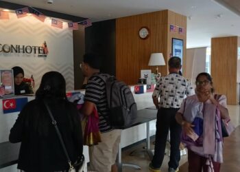 SUASANA sebuah hotel di Segamat yang masih menerima  ramai tetamu meski daerah itu berdepan beberapa siri gegaran akibat gempa bumi.-UTUSAN/FARAHWAHIDA AHMAD