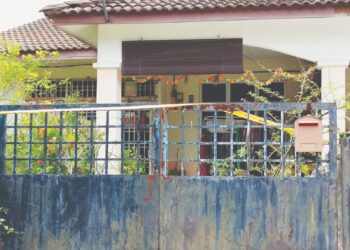 rumah yang menjadi lokasi tiga individu ditemukan meninggal dunia di Taman Tanjung, Port Dickson, Jumaat lalu. – UTUSAN/NOR AINNA HAMZAH