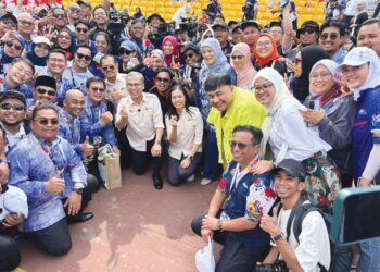 FAHMI Fadzil bersama jawatankuasa penganjuran Hari Kebangsaan 2025 dan kumpulan media selepas selesai acara sambutan di Dataran Putrajaya, semalam.