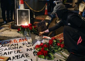 KUALA LUMPUR, 2 SEPTEMBER 2025. Peserta solidariti ketika meletakkan bunga pada perhimpunan solidariti terhadap rakyat Indonesia yang sedang berjuang menentang penindasan di hadapan Kedutaan Republik Indonesia di sini, hari ini. Gambar ISKANDAR ISHAK