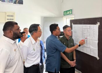 ZAIRIL Khir Johari (kanan) ketika diberi penerangan mengenai Projek Tebatan Banjir Taman Machang Bubok di Bukit Mertajam, Pulau Pinang.-GAMBAR/FACEBOOK