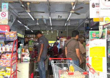 ORANG ramai memenuhi sebuah pasar raya bagi menebus SARA di Arau, Perlis semalam. – UTUSAN/MOHD. HAFIZ ABD. MUTALIB