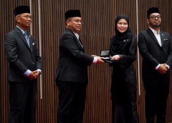 MOHD Na'im Mokhtar menyampaikan sijil anugerah perkhidmatan cemerlang kepada penerima pada Majlis Anugerah Perkhidmatan Cemerlang Tahun 2024 di Putrajaya. - UTUSAN/FAISOL MUSTAFA