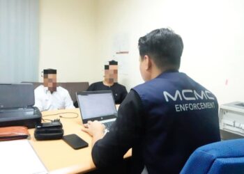 Ahli Dewan Undangan Negeri (ADUN) Manjoi, Mohd Hafez Sabri (berbaju hitam) dirakam keterangan di di Ibu Pejabat Polis Bukit Aman pada Selasa.