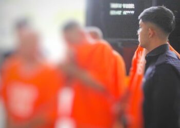 KESEMUA suspek dibawa oleh polis untuk mendapatkan perintah reman di Mahkamah Majistret, Kota Bharu, hari ini Kelantan.
