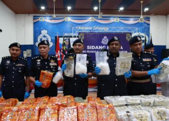 HUSSEIN Omar Khan (dua kanan) bersama pegawai kanan menunjukkan syabu yang berjaya di rampas di Pasir Mas semasa sidang media di Ibu Pejabat Polis Kontinjen (IPK) Kelantan, Kota Bharu, Kelantan hari ini-UTUSAN/KAMARUL BISMI KAMARUZAMAN.