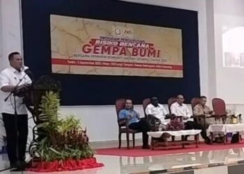 MOHD. EZZUDDIN Sanusi memberi taklimat dalam Program Pengurusan Risiko Bencana Gempa Bumi Bersama Pemimpin Komuniti Segamat di Dewan Serbaguna Jalan Genuang, Segamat hari ini.