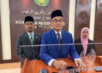 MOHD. Shukri Ramli (dua dari kanan) ketika ditemui selepas Mesyuarat Exco kerajaan negeri di Kompleks Seri Putra, Kangar, Perlis, hari ini. -UTUSAN/ASYRAF MUHAMMAD