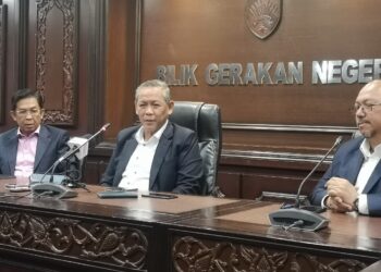 AMINUDDIN Harun pada sidang akhbar selepas mempengerusikan Mesyuarat Mingguan Exco di Wisma Negeri, Seremban hari ini
