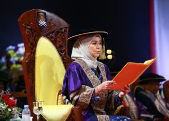 TENGKU Permaisuri Norashikin ketika bertitah pada Istiadat Konvokesyen UiTM Ke-102 di Dewan Agong Tuanku Canselor, UiTM Shah Alam, Selangor, semalam. -UTUSAN / AFIQ RAZALI