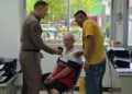 SUSPEK semasa ditahan oleh Polis Thailand semasa melalui sekatan
jalan raya di Pekan Danok, Sadao, Songhkla, Thailand semalam.-IHSAN POLIS SADAO