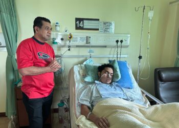 MOHD. Zawawi di sisi anaknya, Muhammad Danish RIzqin sehari sebelum dia meninggal dunia ketika dirawat di IKN, Putrajaya.