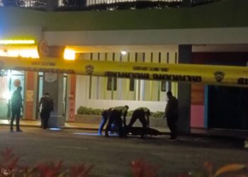 BEBERAPA anggota polis memeriksa keadaan seorang wanita yang dijumpai maut selepas dipercayai terjatuh dari sebuah kondominium di Bayan Lepas, Pulau Pinang malam tadi.
