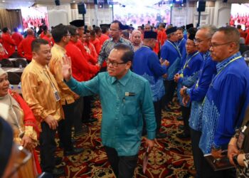 MOHD. Azam Ahmad (tengah) menyapa barisan pengetua yang hadir semasa Majlis Perasmian Penutup Persidangan Kebangsaan Pengurusan Pendidikan Pengetua Sekolah Kali Ke-63 di Kota Bharu, Kelantan hari ini-UTUSAN/KAMARUL BISMI KAMARUZAMAN.