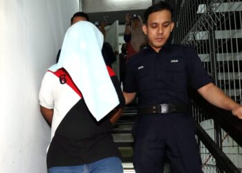 M. I. Saravanan (kiri) dihadapkan ke Mahkamah Majistret Ipoh hari ini bagi pertuduhan membunuh seorang lelaki minggu lalu. - UTUSAN
