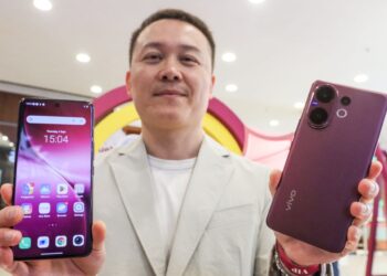 MIKE Xu menunjukkan model Flagship ZEISS Portrait terbaharu vivo iaitu V60 pada majlis pelancaran telefon pintar itu di George Town, Pulau Pinang hari ini.-UTUSAN/DANIAL SAAD