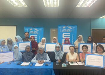 NORSHEILA Abdullah (empat dari kiri, bawah) selepas Sidang akhbar: Isu Pendidikan Awal Kanak-Kanak di Dewan Latihan Persatuan Pengasuhan dan Perkembangan Awal Kanak-kanak Berdaftar Malaysia (PPBM) di sini hari ini. - UTUSAN/HANAFI