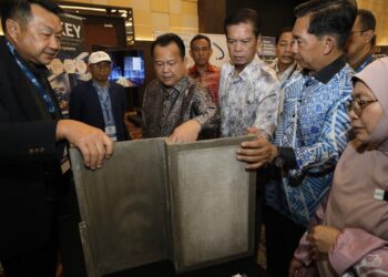 ALEXANDER Nanta Linggi melawat pameran sempena Hari Libat Urus Industri Pengurusan Fasiliti Sarawak di Kuching hari ini.