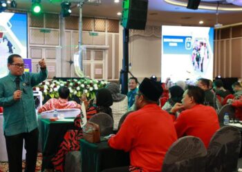 MOHD. Azam Ahmad (kiri) semasa menyampaikan amanat kepada pengetua yang hadir ke Majlis Perasmian Penutup Persidangan Kebangsaan Pengurusan Pendidikan Pengetua Sekolah Kali Ke-63, Kota Bharu,  Kelantan hari ini.-UTUSAN/KAMARUL BISMI KAMARUZAMAN