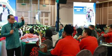 MOHD. Azam Ahmad (kiri) semasa menyampaikan amanat kepada pengetua yang hadir ke Majlis Perasmian Penutup Persidangan Kebangsaan Pengurusan Pendidikan Pengetua Sekolah Kali Ke-63, Kota Bharu,  Kelantan hari ini.-UTUSAN/KAMARUL BISMI KAMARUZAMAN