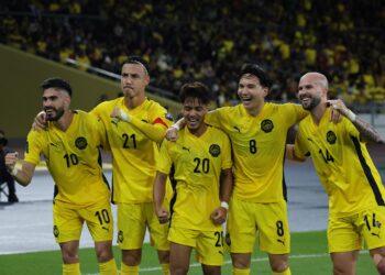 PEMAIN Harimau Malaya, Stuart Wilkin(dua dari kanan) meraikan jaringan pertama negara ketika menentang Singapura pada aksi persahabatan di Stadium Nasional Bukit Jalil(SNBJ) sebentar tadi-UTUSAN/AMIR KHALID