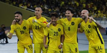 PEMAIN Harimau Malaya, Stuart Wilkin(dua dari kanan) meraikan jaringan pertama negara ketika menentang Singapura pada aksi persahabatan di Stadium Nasional Bukit Jalil(SNBJ) sebentar tadi-UTUSAN/AMIR KHALID