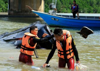 KENDERAAN dinaiki mangsa dinaikkan di lokasi kejadian di jambatan Tanjung Agas, Linggi, Port Dickson semalam.-UTUSAN/MOHD. SHAHJEHAN MAAMIN.