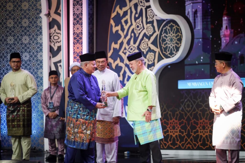 Abdul Rashid Hussain dinobat Anugerah Tokoh Perdana Maulidur Rasul 2025 1 WhatsApp Image 2025 09 05 at 10.30.40 AM 1