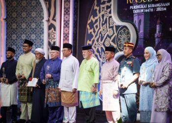 SULTAN Ibrahim bersama penerima Tokoh dan Anugerah Maulidur Rasul Peringkat Kebangsaan di MAEPS, Serdang.