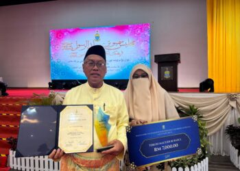 HAMZAH Jaafar bersama isteri, Najihah Ahmed Pauzi pada Majlis Sambutan Maulidur Rasul peringkat negeri di Seberang Jaya, Pulau Pinang hari ini.