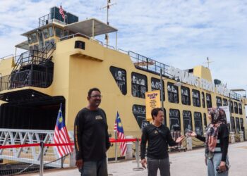ABDUL Hadi Abu Osman (tengah) semasa turut-serta dalam sesi lawatan ke Muzium Feri Pulau Pinang bersama pengamal media di Pengkalan Weld, George Town, Pulau Pinang.-UTUSAN/DANIAL SAAD