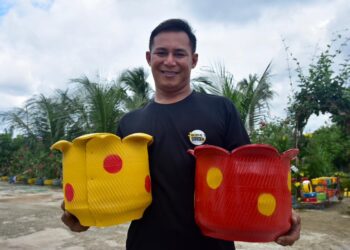 MUHAMMAD Akhmal Adib bersama rekaan  yang telah siap untuk dihantar kepada pelanggannya di Durian Tunggal, Melaka. - UTUSAN/ARIF HAMIZAN MISKON