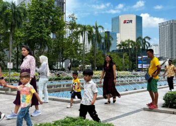 ORANG ramai mengambil peluang bersiar-siar di ibu negara sempena cuti umum dan hujung minggu dalam tinjauan semalam. – UTUSAN/FADILLA FAZIRA ZAHID