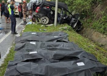ANGGOTA bomba dan penyelamat mengeluarkan mayat lima pelajar IKM Kota Kinabalu yang terbunuh akibat dirempuh sebuah treler di Simpang Pusat Latihan Rela, Jalan Sulaman, Tuaran semalam.