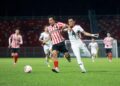 AIMAN Joanny (kanan) diasak oleh pemain Seoul Phoenix Fc dalam Perlawanan Liga A1 Semi-Pro di Stadium Sultan Muhammad IV, Kota Bharu, Kelantan sebentar tadi-UTUSAN/KAMARUL BISMI KAMARUZAMAN