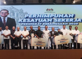 STEVEN Sim Chee Keong (lapan dari kanan) ketika menghadiri Hari Perhimpunan Kesatuan Sekerja peringkat kebangsaan 2025 di Kepala Batas, Pulau Pinang hari ini.-UTUSAN/DANIAL SAAD