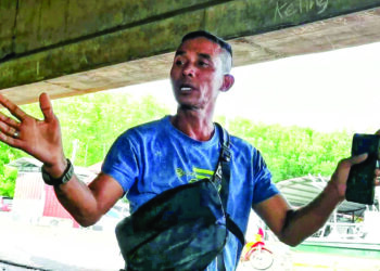 ADE Mos menceritakan detik cemas kejadian kereta  menggelongsor masuk ke dalam Sungai Linggi di Tanjung Agas, Linggi, Port Dickson. – mingguan/MOHD. SHAHJEHAN MAAMIN.