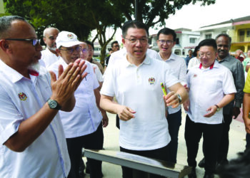 NGA Kor Ming (depan) menandatangani plak perasmian Taman Rekreasi Madani Taman Westpool pada lawatan kerja di  Ipoh semalam.  
– MINGGUANZULFACHRI ZULKIFLI