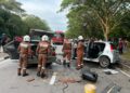 BEBERAPA anggota bomba bertungkus-lumus mengeluarkan mangsa yang tersepit dalam nahas membabitkan dua buah kereta di Jalan Shah Bandar, Taman Bertam Perdana, Kepala Batas, Pulau Pinang.-GAMBAR/JBPM PULAU PINANG