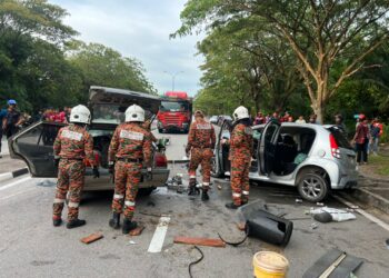 BEBERAPA anggota bomba bertungkus-lumus mengeluarkan mangsa yang tersepit dalam nahas membabitkan dua buah kereta di Jalan Shah Bandar, Taman Bertam Perdana, Kepala Batas, Pulau Pinang.-GAMBAR/JBPM PULAU PINANG