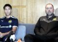 KETUA Jurulatih Harimau Malaya Peter Cklamovski bersama Nooa Laine pada sidang media menjelang perlawanan persahabatan menentang Palestin di Hotel Double Tree By Hilton, Johor Bahru disini, semalam.-GAMBAR/RAJA JAAFAR ALI