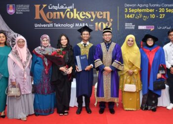 RAJA AZURA Tengku Ahmad Tajuddin (tiga dari kanan), Megat Luqman Hakim (lima dari kiri) dan keluarga bergambar kenangan bersama Naib Canselor UiTM, Prof. Datuk Dr. Shahrin Sahib (empat dari kanan) pada majlis Istiadat Konvokesyen UiTM ke-102 di Dewan Agung Tuanku Canselor (DATC) Universiti Teknologi MARA UiTM Shah Alam, Selangor, hari ini. - UTUSAN/ABDUL RAZAK IDRIS
