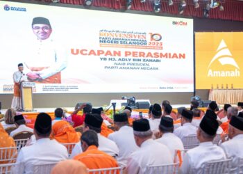 ADLY Zahari ketika berucap pada Konvensyen Amanah Selangor 2025 di Pusat Konvensyen Midlands, Shah Alam, Selangor hari ini-UTUSAN/SADDAM YUSOFF