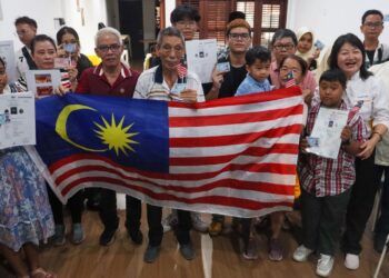 LIM Siew Khim (dua dari kanan) bersama pemohon-pemohon yang berjaya mendapat taraf kewarganegaraan ketika sidang akhbar di Pusat Transit Gelandangan Pulau Pinang di George Town, Pulau Pinang hari ini.-UTUSAN/DANIAL SAAD