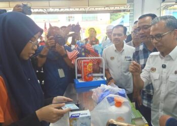 FAHMI Fadzil ketika meninjau pelaksanaan Program SARA di Supermarket Gemilang, Jalan Kuhara, Taman Sejati, Semarak, Tawau, semalam. - UTUSAN/BESSE AISYAH