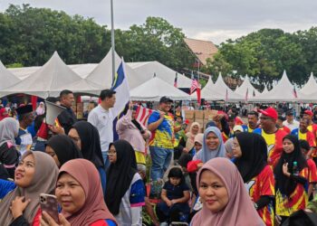 RAIS YASIN melepaskan peserta Family Fun Run sempena Sambutan Hari Kebangsaan peringkat DUN Paya Rumput di Stadium Hang Jebat, Melaka, hari ini.-UTUSAN /AMRAN ALI.