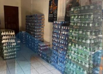 Pasukan Polis Marin (PPM) Wilayah Empat Sabah mendapati terdapat minuman keras di kenderaan jenis pacuan empat roda Toyota Vigo yang dipandu suspek. GAMBAR/ IHSAN PPM WILAYAH 4 SABAH.
