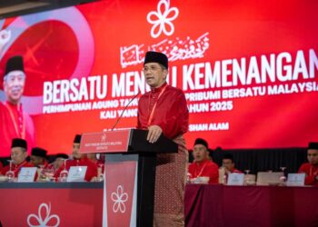 MOHAMED Azmin Ali ketika berucap pada sesi pengulunggan PAT Bersatu 2025 di Pusat Konvensyen IDCC, Shah Alam, Selangor hari ini-UTUSAN/ SADDAM YUSOFF