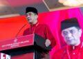 MOHAMED Azmin Ali ketika berucap pada sesi pengulunggan PAT Bersatu 2025 di Pusat Konvensyen IDCC, Shah Alam, Selangor.-UTUSAN/SADDAM YUSOFF