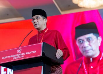 MOHAMED Azmin Ali ketika berucap pada sesi pengulunggan PAT Bersatu 2025 di Pusat Konvensyen IDCC, Shah Alam, Selangor.-UTUSAN/SADDAM YUSOFF